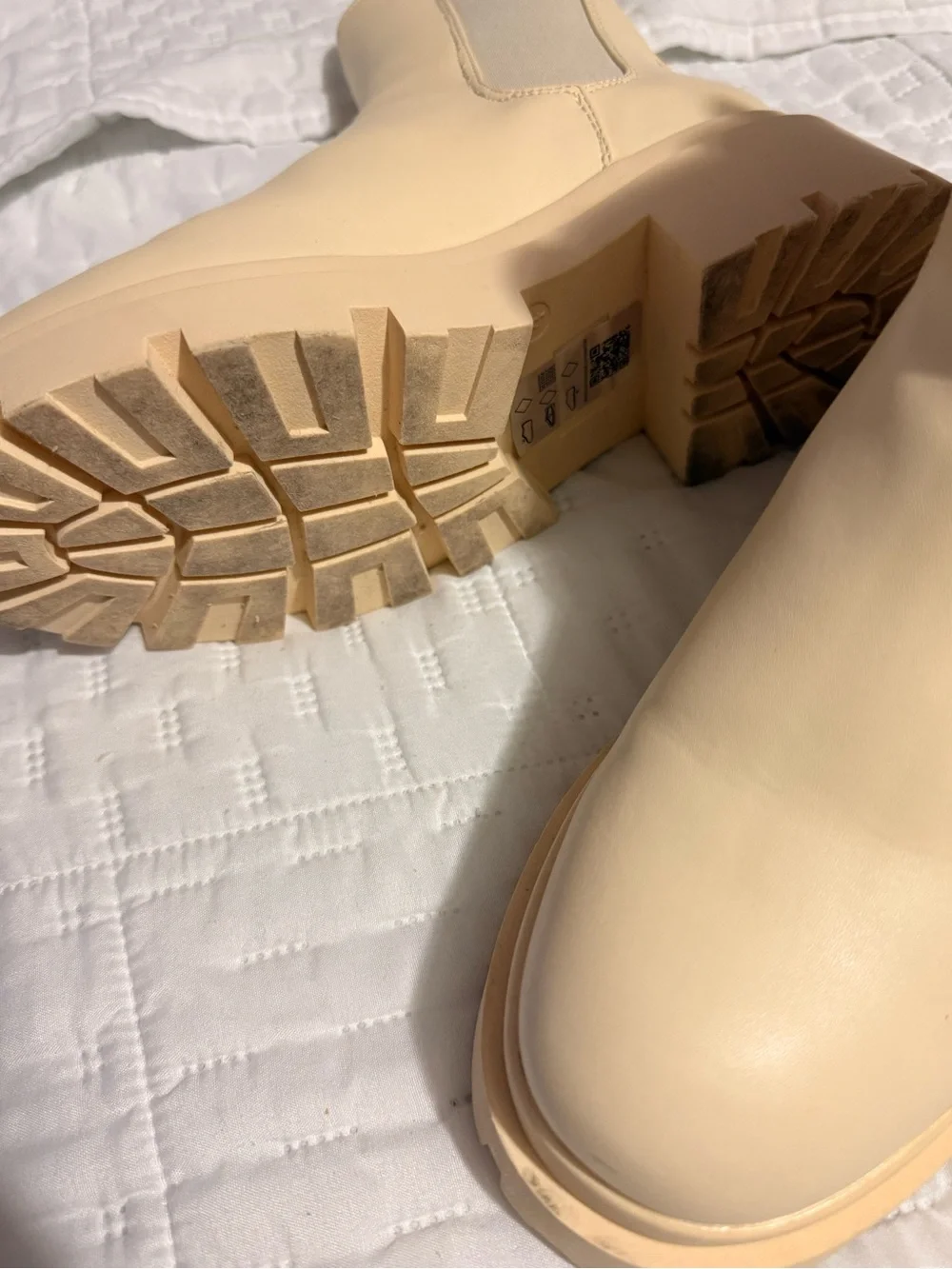 ASOS DESIGN Archer chunky chelsea boots in cream
